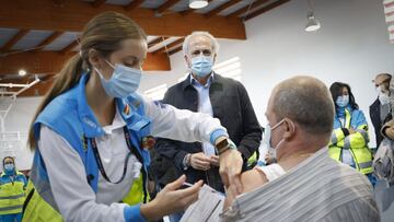 El consejero de Sanidad, Enrique Ruiz Escudero, visita un punto de vacunación móvil en Parla.
COMUNIDAD DE MADRID
07/11/2021