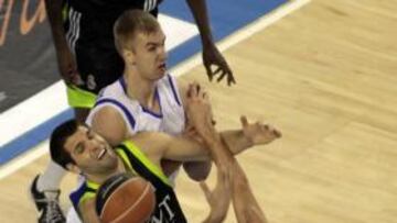 <b>SUPERADO. </b>Felipe Reyes ante Llompart y Andriuskevicius.