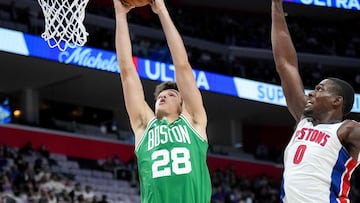 Hugo Gonzalez, alero de Boston Celtics, trata de realizar un mate ante la defensa de Jalen Duren, de Detroit Pistons.