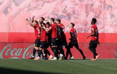Mallorca 1-0 Real Madrid | Mallorca 1-0 Real Madrid | Nacho anota en propia puerta el primer gol bermellón. Centro de Dani Rodríguez, y tras un salto con Muriqi, el balón conecta en la cabeza del defensa blanco para describir una parábola al palo largo de la portería de Lunin.