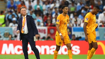 Soccer Football - FIFA World Cup Qatar 2022 - Quarter Final - Netherlands v Argentina - Lusail Stadium, Lusail, Qatar - December 10, 2022 Netherlands coach Louis van Gaal and Netherlands' Cody Gakpo REUTERS/Carl Recine