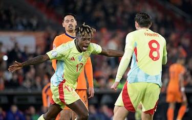0-1. Nico Williams celebra el gol con Fabián Ruiz.