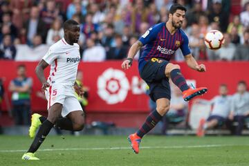 El jugador del Barcelona, Luis Suárez, marca el definitivo 2-4 al Sevilla. 