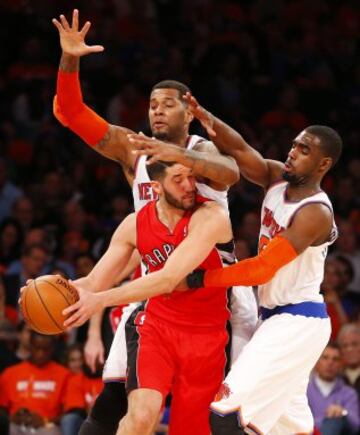 Greivis Vasquez, acosado ante la defensa 'knick' (Jeremy Tyler y Tim Hardaway).