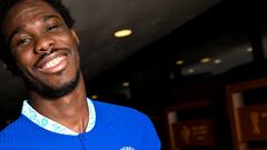 Fofana posa como nuevo jugador del Chelsea FC.