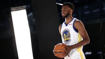 Andrew Wiggins, que alegó motivos religiosos para no vacunarse, cambia de parecer y llega a la pretemporada con su equipo.