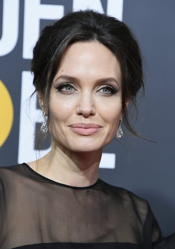 Angelina Jolie saluda a los fotógrafos en la alfombra roja de los Globos de Oro.