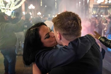 Aficionados de los Seahawks celebran en la ciudad, cerca del Lumen Field, hogar de los Seahawks, el triunfo de su equipo en la final de la Super Bowl LX.