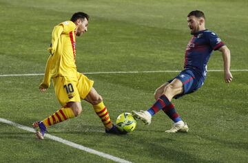 Leo Messi y Javi Galán.