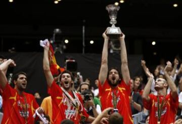 En tierras niponas la Selecci¨®n de baloncesto realiz¨® el torneo perfecto, ganando sus nueve encuentros y dando aut¨¦nticas lecciones de juego, incluyendo una apote¨®sica final ante Grecia (47-70). Pau Gasol fue elegido MVP del torneo y junto a Garbajosa entr¨® en el quinteto ideal.