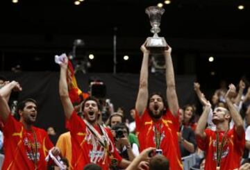 En tierras niponas la Selección de baloncesto realizó el torneo perfecto, ganando sus nueve encuentros y dando auténticas lecciones de juego, incluyendo una apoteósica final ante Grecia (47-70). Pau Gasol fue elegido MVP del torneo y junto a Garbajosa entró en el quinteto ideal.