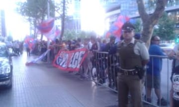 Los hinchas de la U llegaron al hotel de concentración para dar su apoyo al plantel.