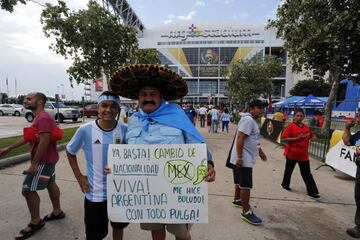 
Color de los hinchas llegando  en el NRG Stadium en  Houston. 