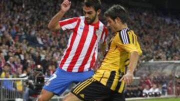 <b>DOBLETE. </b>Adrián disputa un balón con el zaragocista Juan Carlos, el domingo pasado en el Calderón.