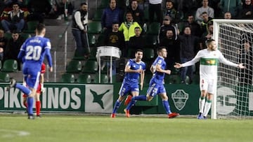 Toché mete al Real Oviedo en playoff con ayuda del árbitro y de Planas