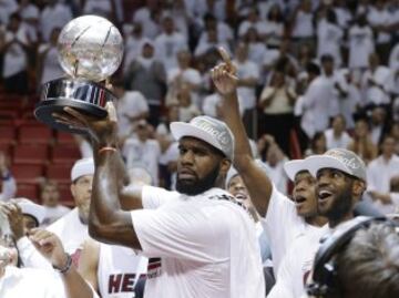 Greg Oden fue el encargado de recibir el trofeo de campeones del Este.