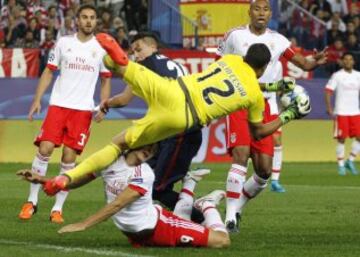 El delantero mexicano Raúl Jiménez se llevó un fuerte golpe, con su propio compañero, el guardameta  Julio César en el segundo tiempo del Atlético Madrid - Benfica