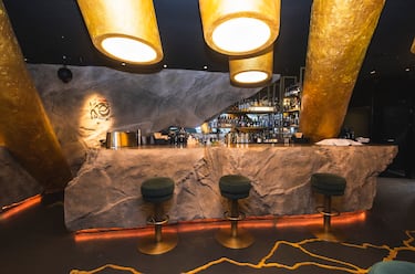 Además de restaurante, KŌ está equipado con una barra de cócteles que amplía la carta y extiende el servicio hasta altas horas de la noche. Siempre con vistas al Santiago Bernabéu.