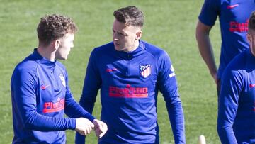 Trippier dialoga con Arias. 