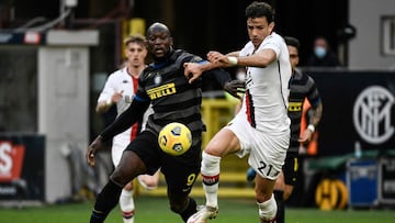 Inter Milan's Belgian forward Romelu Lukaku (L) and Genoa's Serbian midfielder Ivan Radovanovic go for the ball during the Italian Serie A football match Inter Milan v Genoa on February 28, 2021 at the San Siro stadium in Milan. (Photo by Filipp