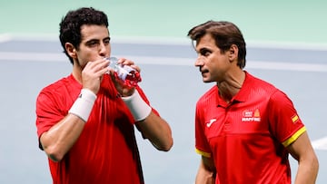 BOLOGNA (Italy), 23/11/2025.- Spain's Jaume Munar (L) speaks with David Ferrer during their men's singles tennis match against Italy's player Flavio Cobolli in the finals of Davis Cup 2025 Final 8 at Fiere Exhibition Centre in Bologna, Italy, 23 November 2025. (Tenis, Italia, España) EFE/EPA/ELISABETTA BARACCHI