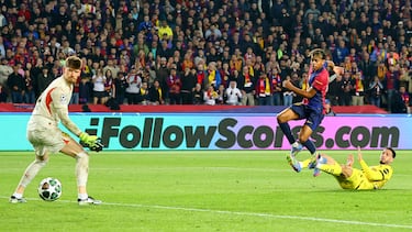 Lewandowski hizo dudar al central al ir al duelo, despejó mal y se la quedó Raphinha para lanzar el contragolpe. Puso el pase en el momento justo y Lamine finalizó con un bonito toque de puntera.
