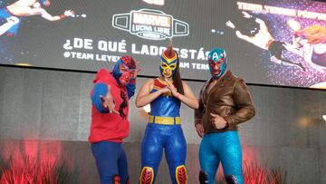 Luchadores del Team Leyenda Americana posan en conferencia de prensa