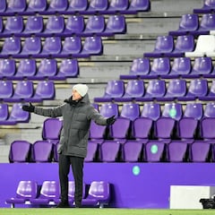 Gracia premia al equipo tras la agónica victoria en Pucela