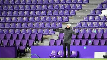VALLADOLID, SPAIN - JANUARY 10: Javi Gracia, head coach of Valencia reacts during the La Liga Santander match between Real Valladolid CF and Valencia CF at Estadio Municipal Jose Zorrilla on January 10, 2021 in Valladolid, Spain. Sporting stadiums around