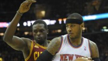 Carmelo Anthony ante Luol Deng.