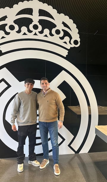 Adrin Perez, junto a su agente, nada ms firmar su nuevo contrato con el Real Madrid.