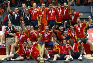 El ¨¦xito se resist¨ªa a la selecci¨®n de balonmano, que ?s¨®lo' hab¨ªa podido conseguir platas europeas y bronces ol¨ªmpicos. Todo cambi¨® en el Mundial de T¨²nez de 2005, cuando el equipo espa?ol dirigido por Juan Carlos Pastor se alz¨® con el t¨ªtulo ante la favorita Croacia.