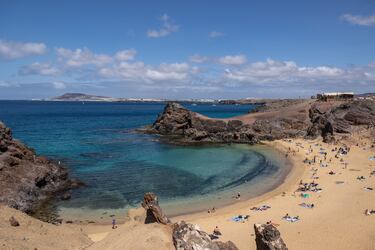Una de las playas más populares de la isla de Lanzarote. De pequeñas dimensiones, esta cala de arena blanca conquista a todos sus visitantes por sus tranquilas aguas de color esmeralda. Se trata de uno de los mejores lugares para iniciarse en el mundo del snorkel gracias a la riqueza natural de sus fondos. 