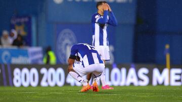 Cascais (Portugal), 30/03/2024.- FC Porto players react after losing 1-0 at the end of the end of the Portuguese First League soccer match between GD Estoril Praia and FC Porto at Antonio Coimbra da Mota Stadium in Estoril, Portugal, 30 March 2024. EFE/EPA/ANTONIO COTRIM
