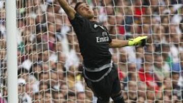 Keylor Navas sac&oacute; una mano espectacular en una falta de Recio en el minuto 48 del Real Madrid-M&aacute;laga.