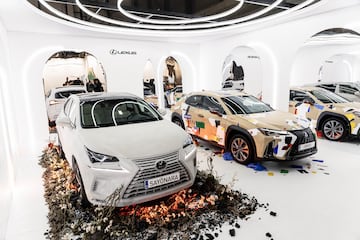 Los dos coches ganadores de las pasadas competiciones en exposici¨®n en el stand de Lexus en la jornada inaugural de ARCO 2023.