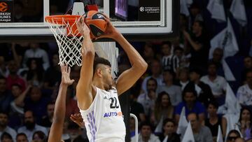 El ala pívot estadounidense del Partizan Belgrado, Zach Leday (i) defiende al pívot caboverdiano del Real Madrid, Walter Tavares (c), durante el primer partido de los play off de la Euroliga que se disputa este martes en el Wizink Center.