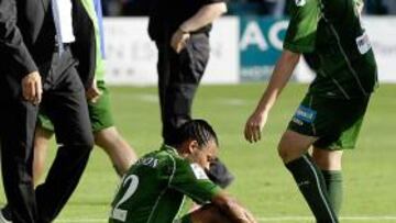 <b>DESÁNIMO. </b>Arzu intenta consolar a un cabizbajo Nelson tras la finalización del partido frente al Salamanca.