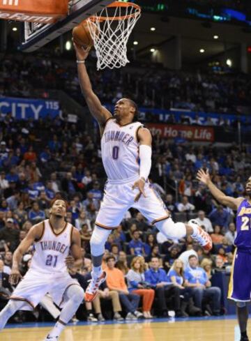Russell Westbrook entra a canasta ante los Lakers.