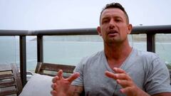 Wayne Cleveland, surfista y traficante explicando su historia frente al mar en S&iacute;dney (Australia). 