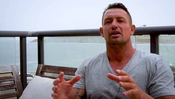 Wayne Cleveland, surfista y traficante explicando su historia frente al mar en Sídney (Australia).