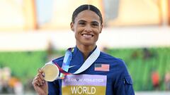 TOPSHOT - Gold medallist and world record holder USA's Sydney Mclaughlin poses on the podium during the medal ceremony for the women's 400m hurdles during the World Athletics Championships at Hayward Field in Eugene, Oregon on July 22, 2022. (Photo by ANDREJ ISAKOVIC / AFP)