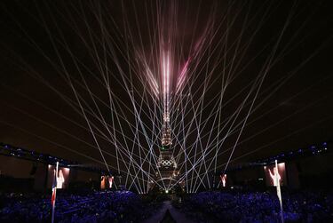 La estrella canadiense, Celine Dion, acta en la Torre Eiffel en medio de un espectculo de luces que salen de la imponente estructura con los anillos olmpicos  iluminados.