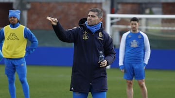 Antonio Hidalgo, técnico del Deportivo, da indicaciones durante un entrenamiento.
