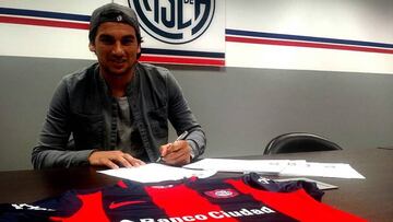 San Lorenzo subió a Twitter el momento en que Tino Costa firmaba el contrato.