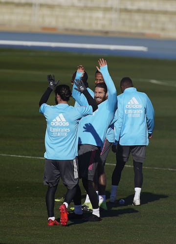 Sergio Ramos celebra un gol con Asensio durante el entrenamiento. 