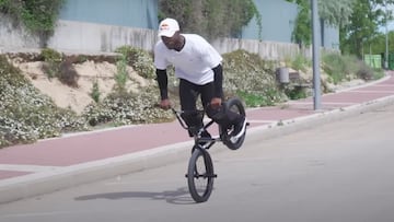 Courage Adams realizando un Nose Manual en BMX en Madrid, Espa&ntilde;a. 