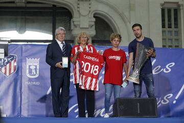 Madrid mayor Manuela Carmena received the players at the town hall