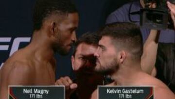 Kevin Gastelum (derecha) durante la ceremonia de pesaje con Neil Magny.