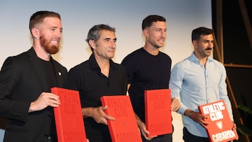 GRAFCAV2597. BILBAO, 09/09/2025.-El entrenador del Athletic de Bilbao, Ernesto Valverde (2i) junto a los ex-jugadores Iker Muniain, Oscar de Marcos y Balenciaga (i a d) en la presentación del libro 'Athletic Club Gabarra', con el que el club bilbaíno recuerda el título de Copa del Rey conquistado en 2024 en Sevilla y la celebración en Bilbao.EFE/Luis Tejido